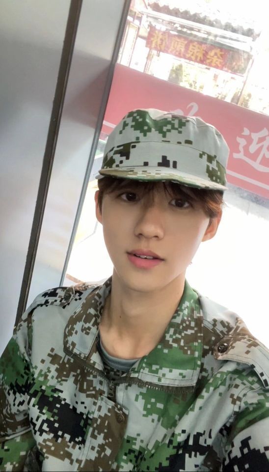 05男大｜军训前后被要了20次vx...