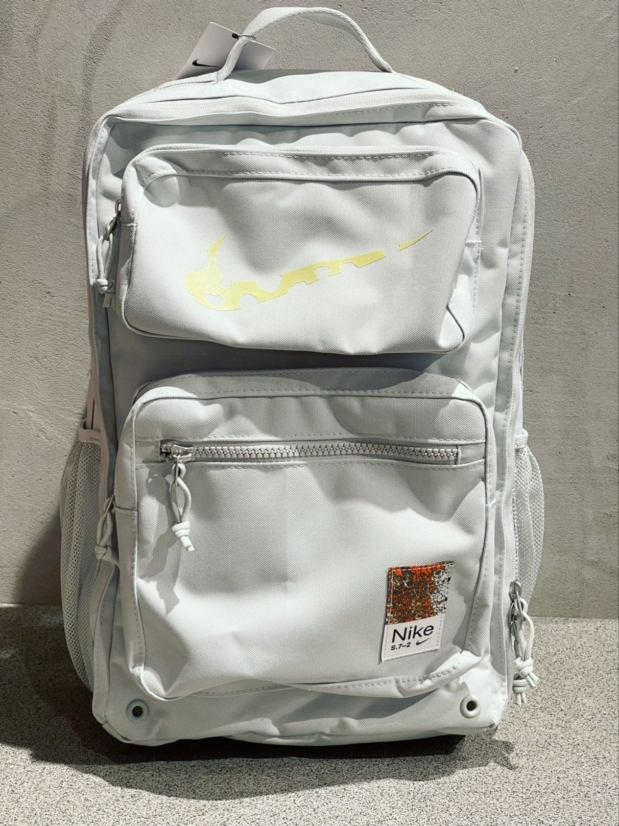 清爽好看大容量双肩包
