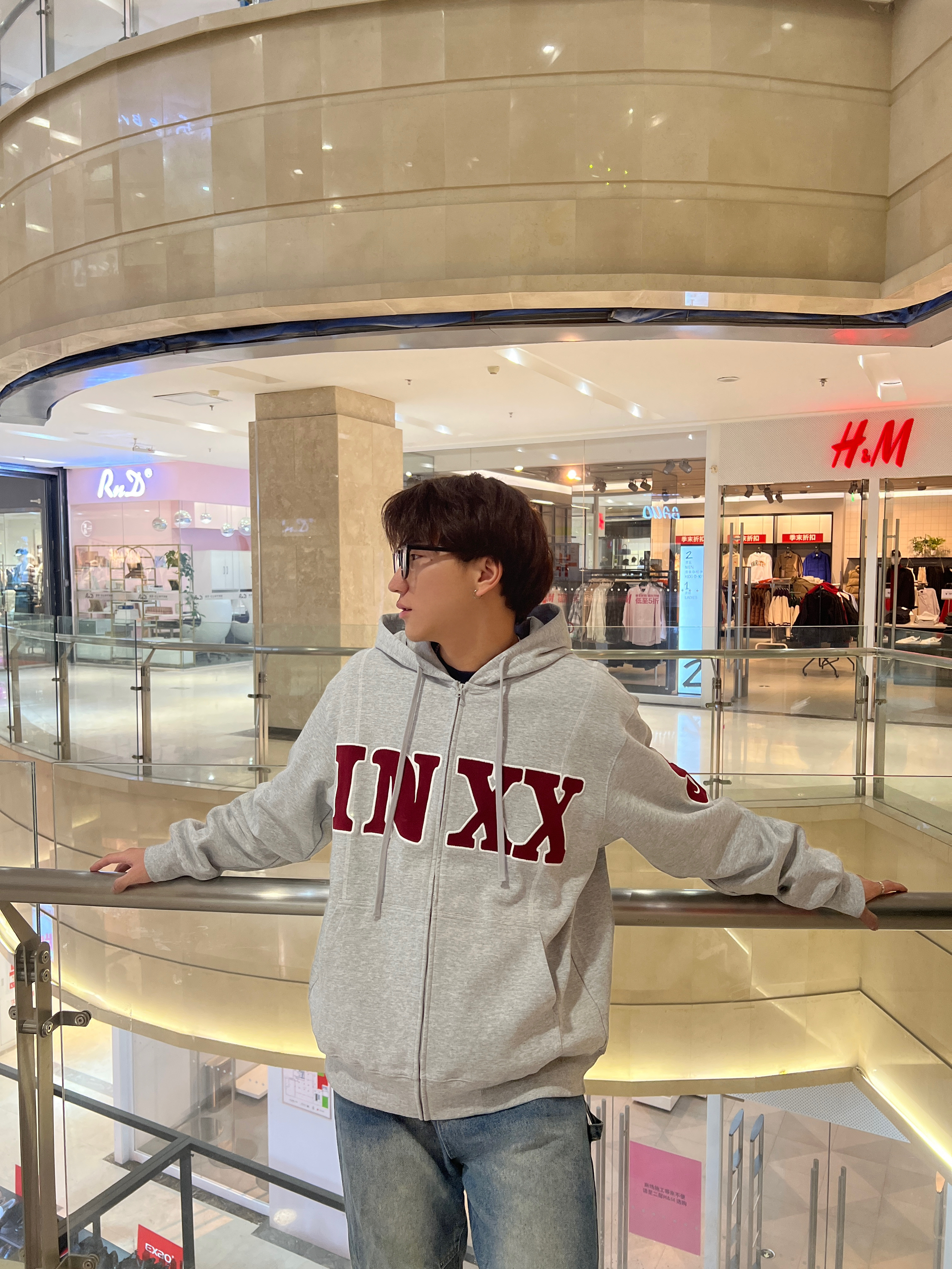 OOTD｜花灰色休闲风卫衣好吸睛👀