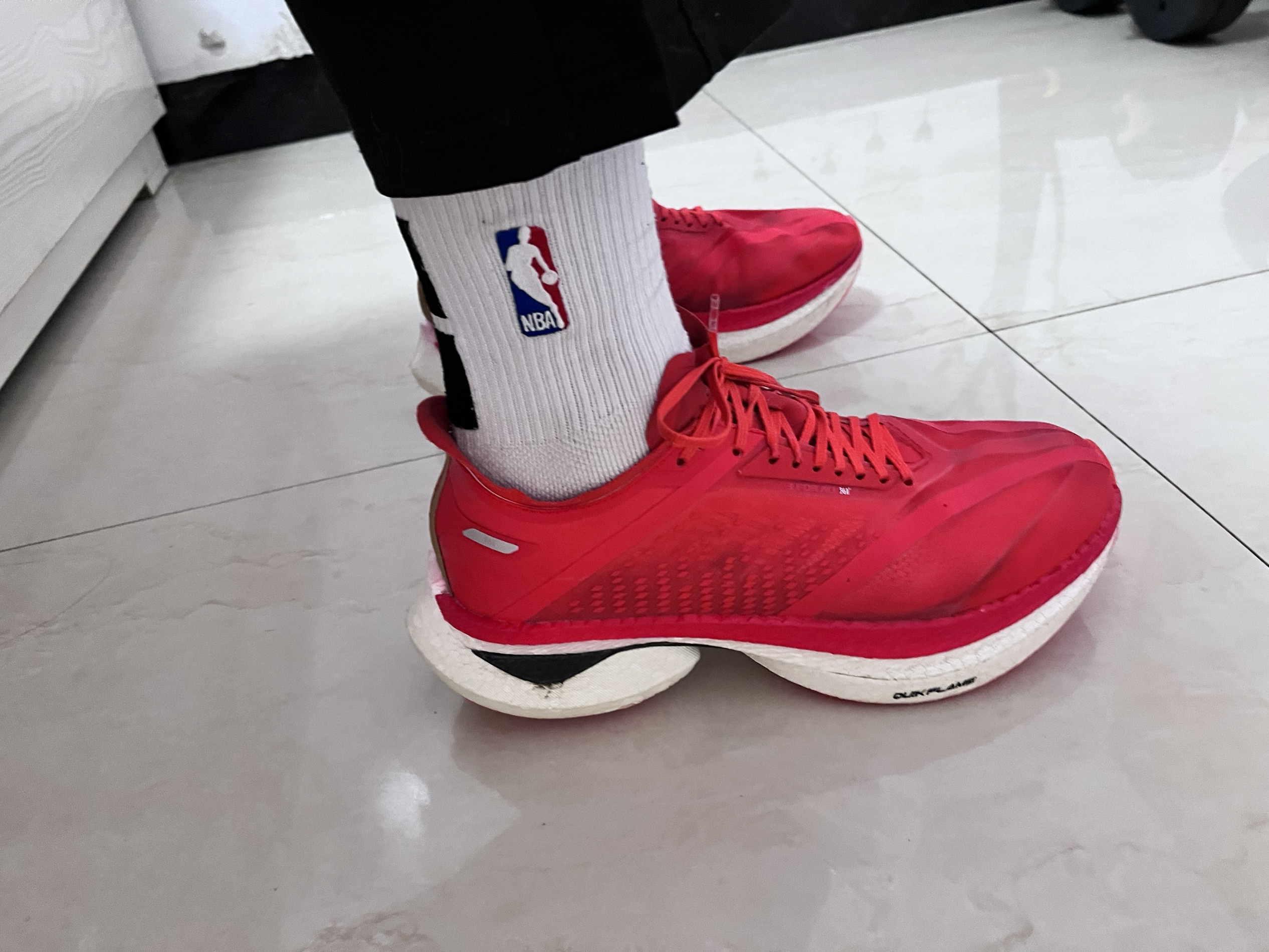 👟球鞋名称：飞飚

📌是否偏码【偏大/不