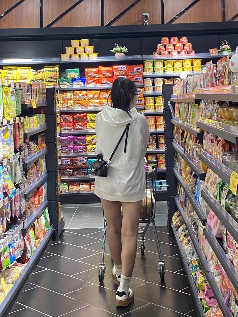 ✨元气满满的秋天怎能少了这件纯色连帽卫衣？！👕
