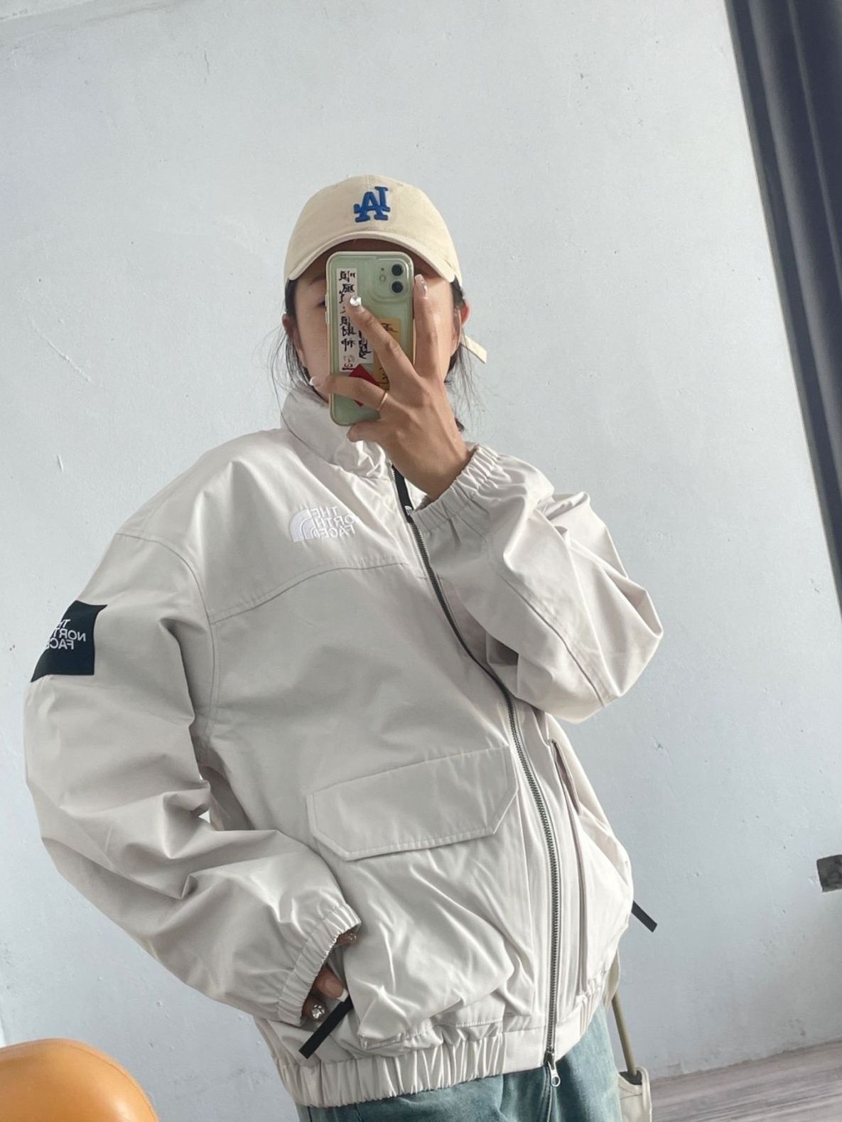 白色冲锋衣穿起来好酷|户内男孩