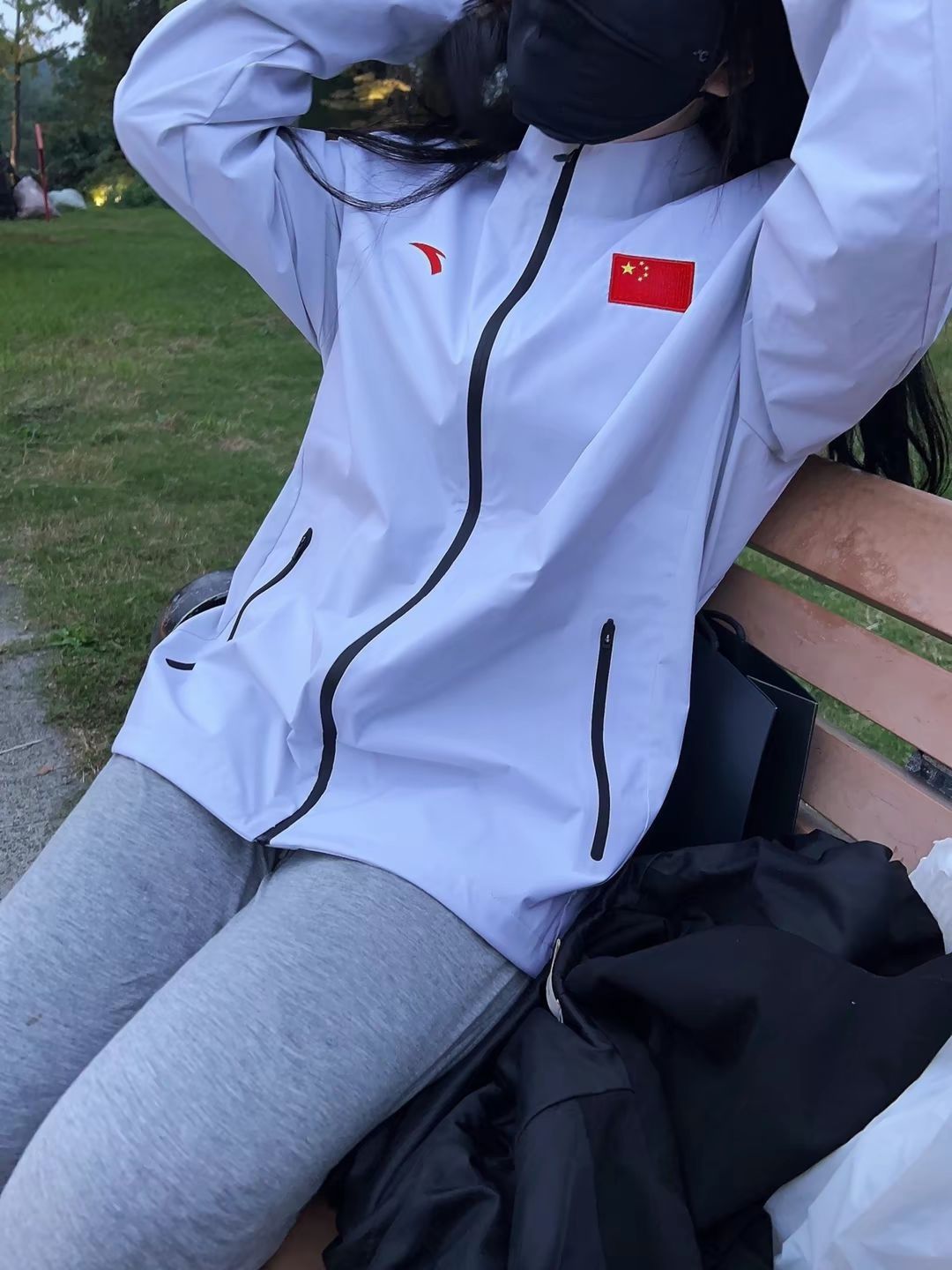 这件外套真的太棒了，保暖又舒适，而且时尚感十足！🌟