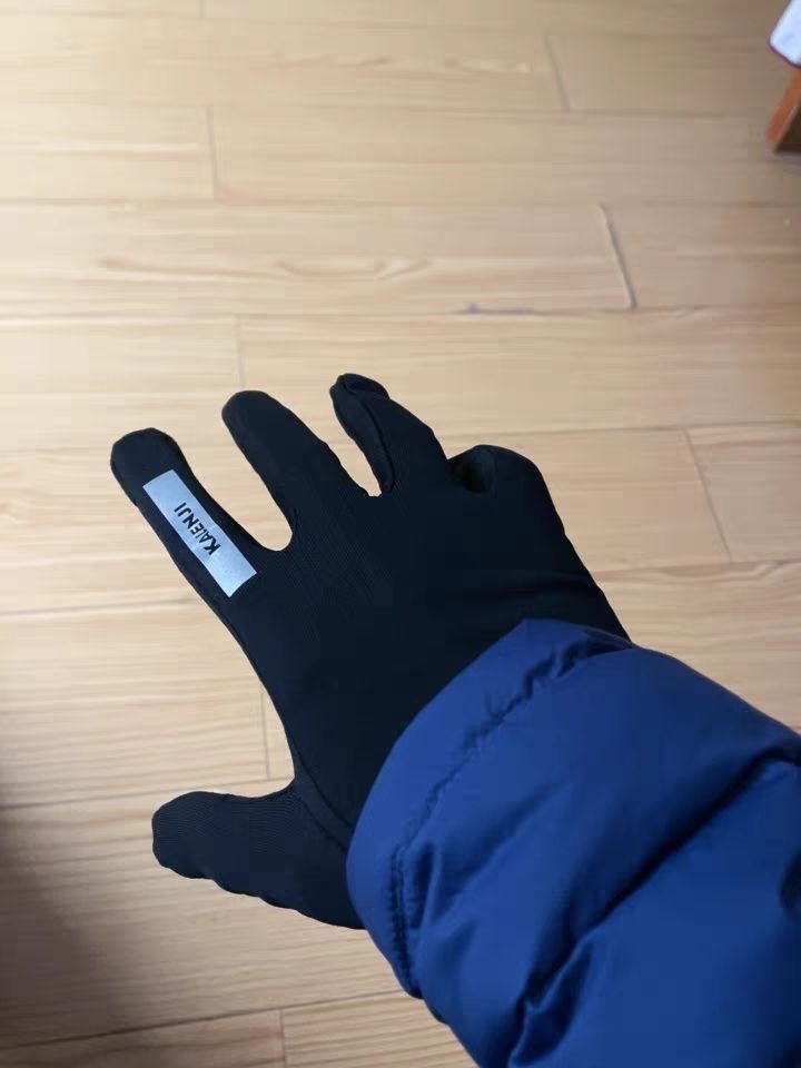 今天来分享一下我最近入手的迪卡侬加绒保暖可触屏运动手套！