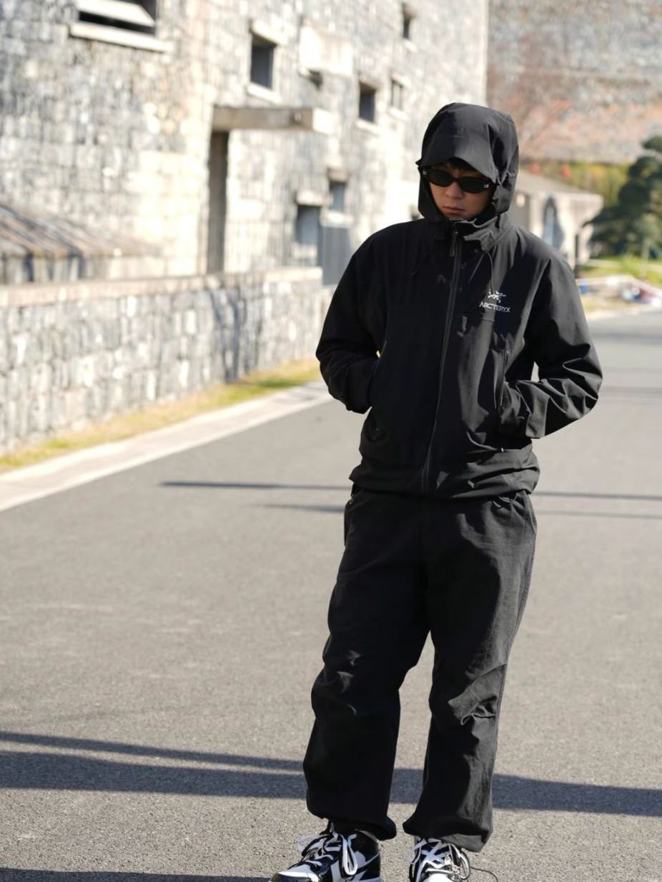 💥超强防风！Arc'teryx 轻量防风软壳连帽冲锋衣，秒变潮流达人！💥