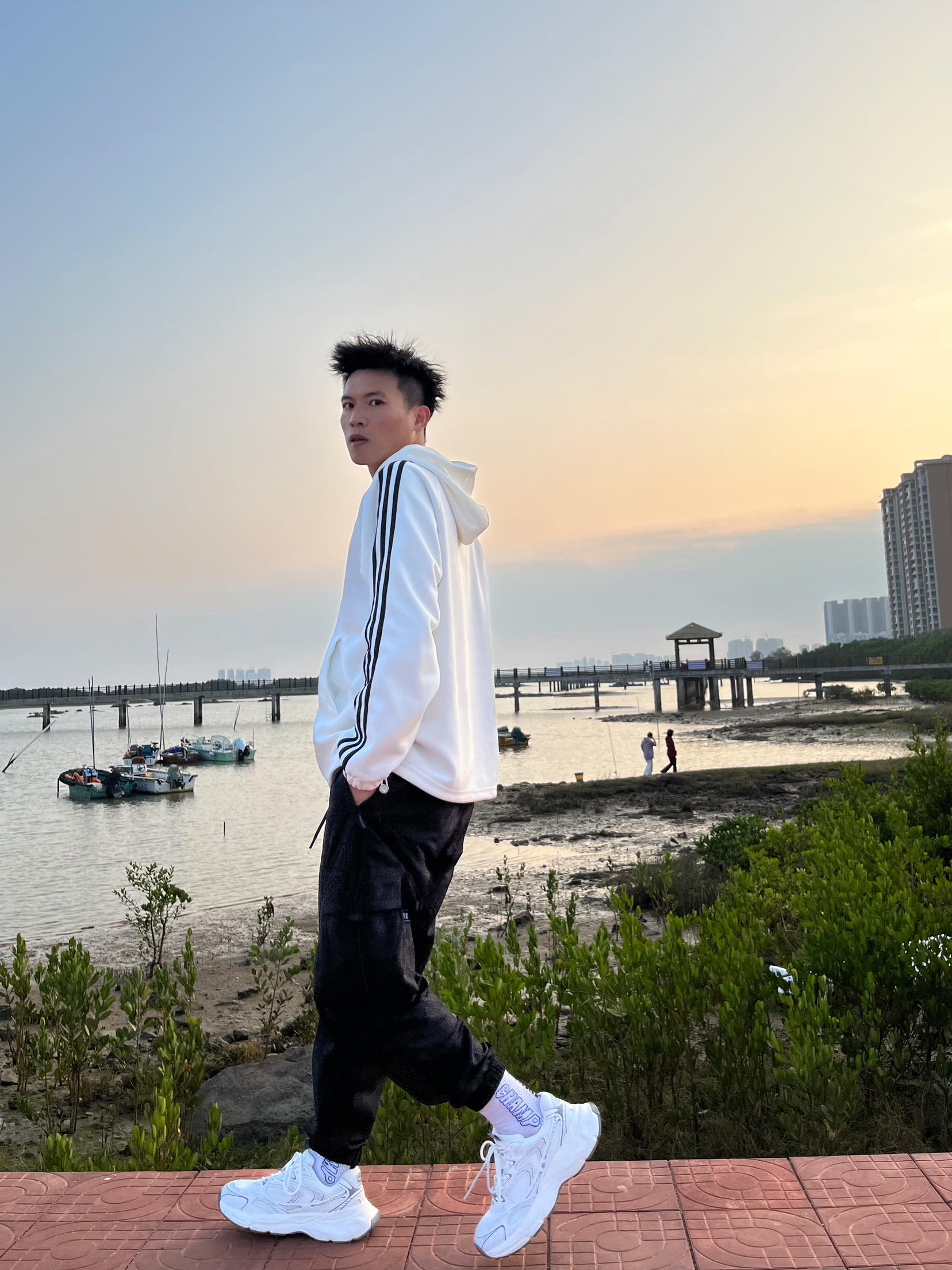 在海边这个city里面walk。