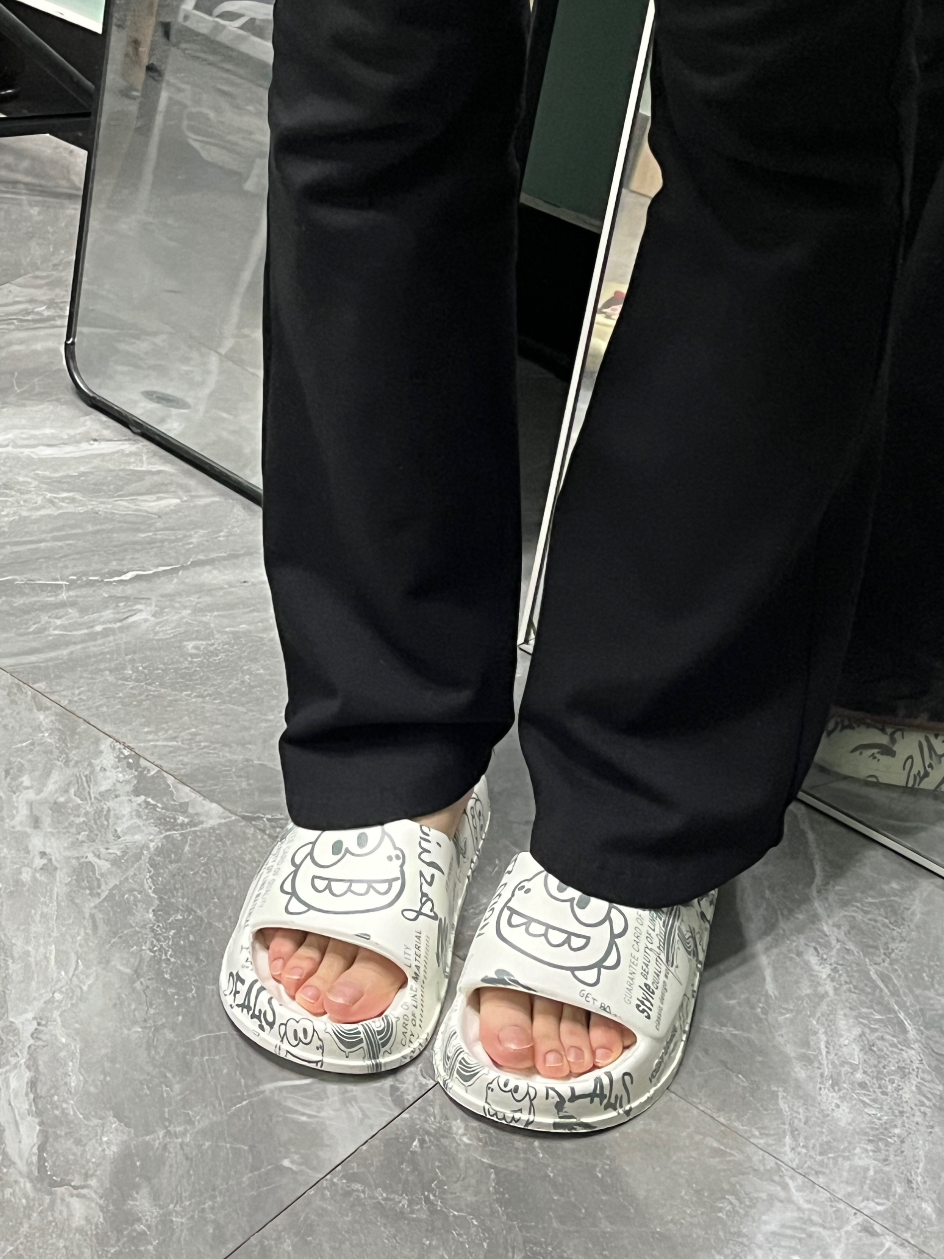 可爱的小脚丫当然要配可爱点小拖鞋