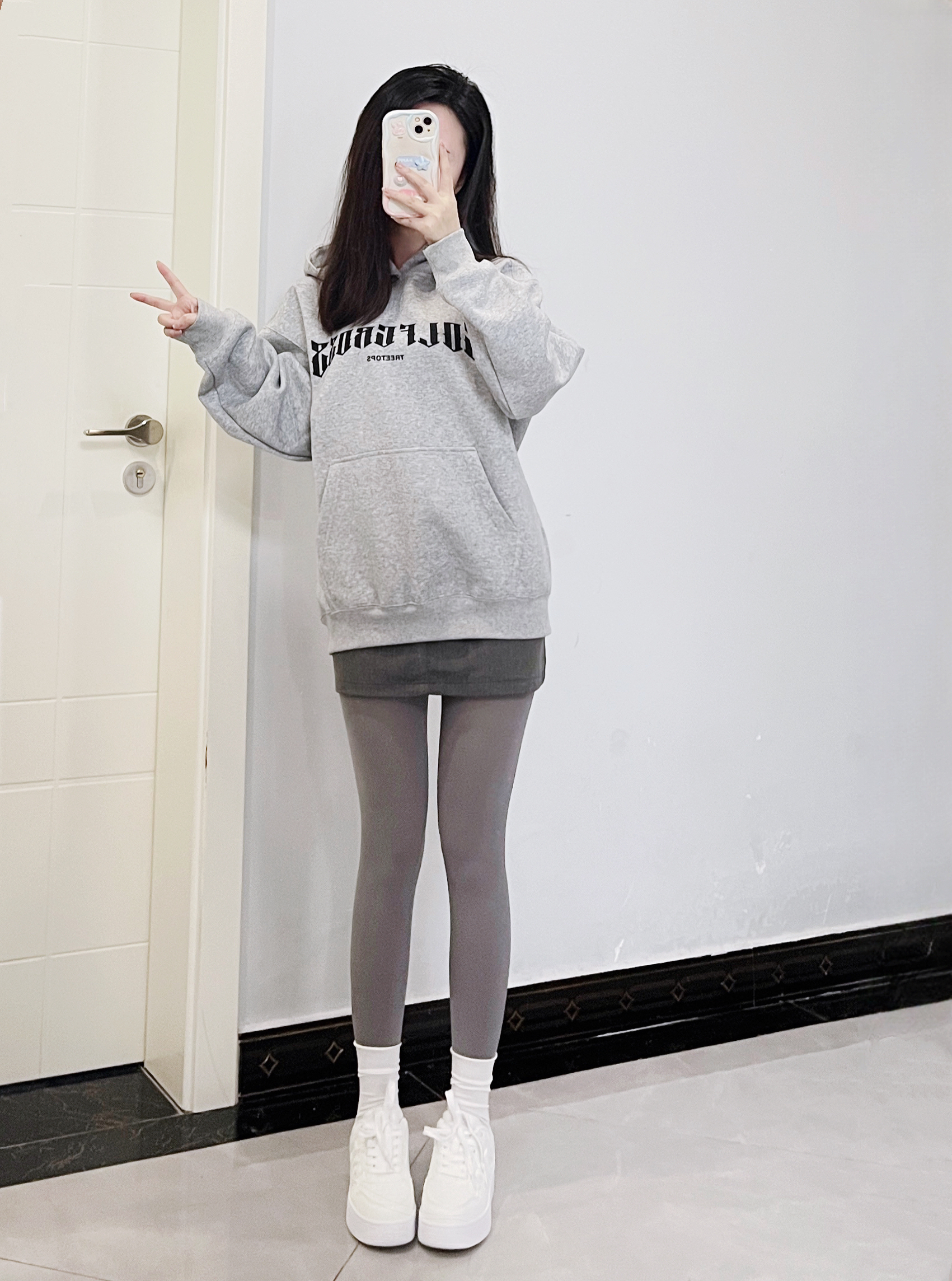 黑色卫衣搭配小白鞋吼吼看👀