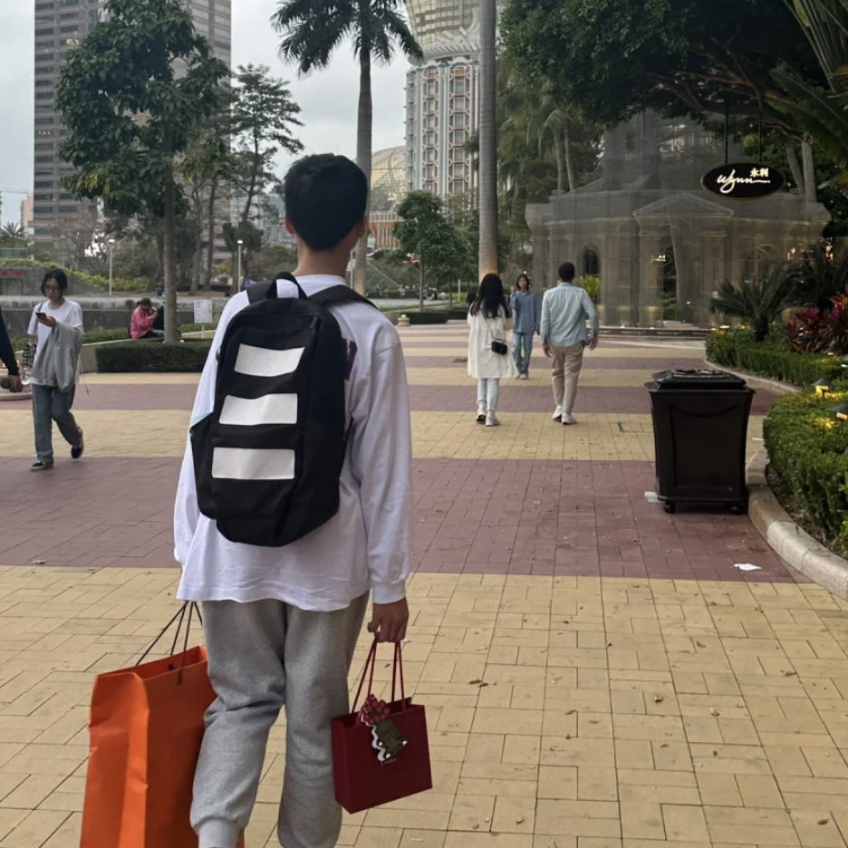 简约时尚户外双肩包