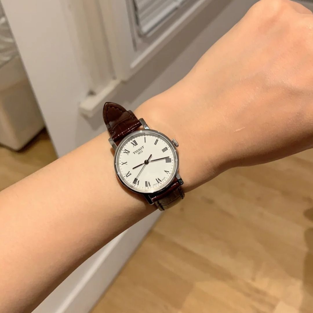 💼 这款⌚️皮革表带柔软舒适，佩戴更添质感