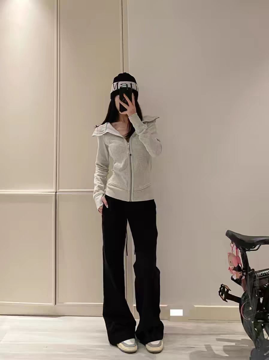 这款连帽衫我必须说一下，是真的香啊～太实用了，出门运动或日常都能穿。💪