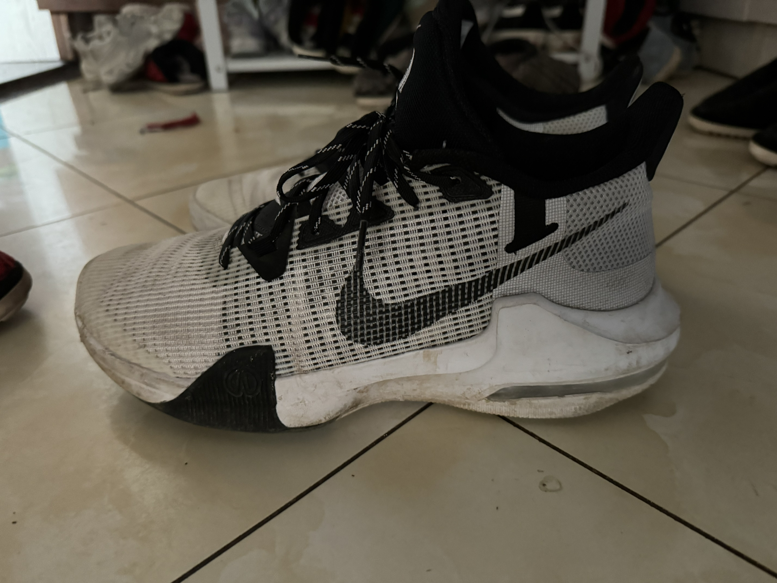 NIKE air max篮球鞋黑白