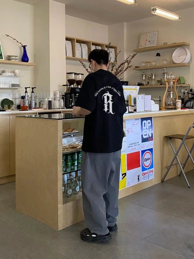 哥特式字母印花短袖t恤