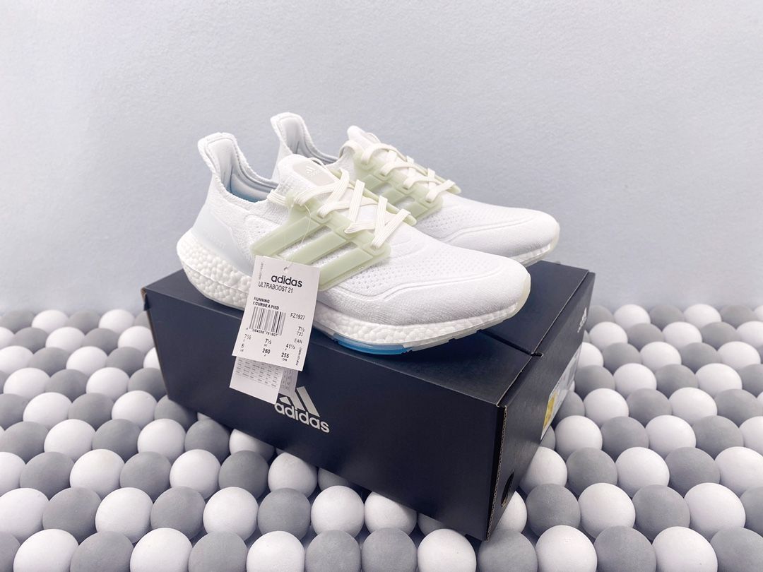 全新AD UltraBoost 21 加厚爆米花袜套式针织鞋面休闲运动慢跑鞋。