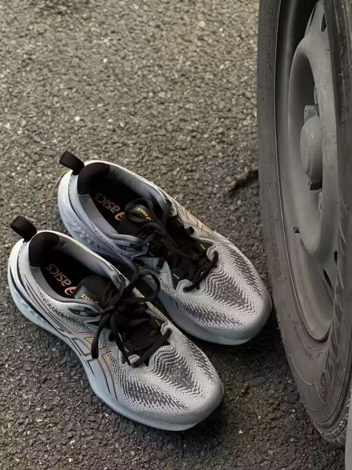 这双运动鞋有点小帅