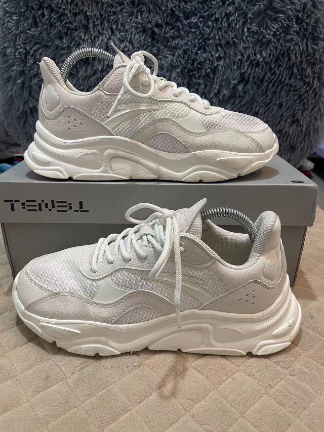 阿迪达斯运动鞋