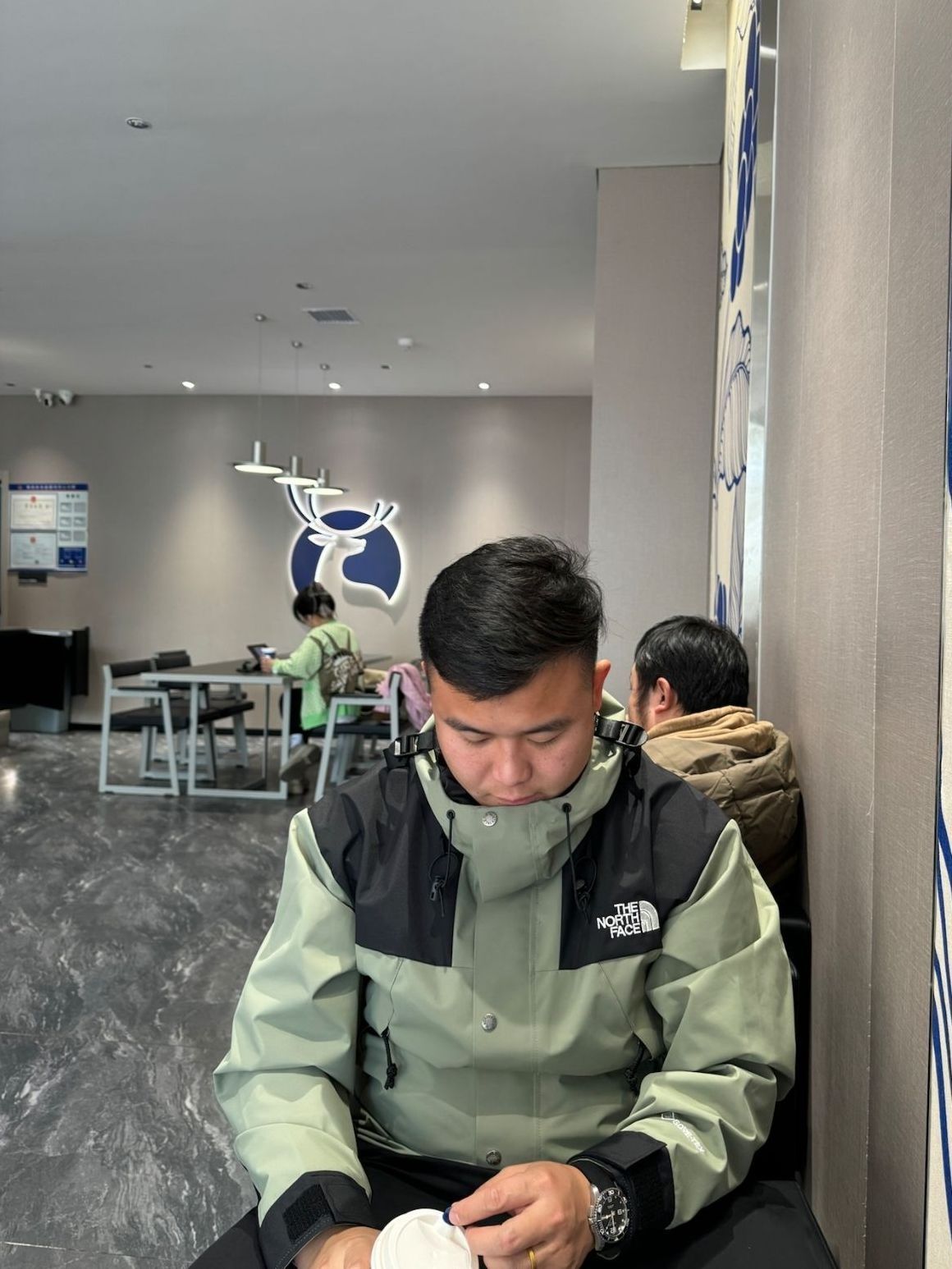 美拉德ootd|冲锋衣+束脚裤十马丁
靴，爱了