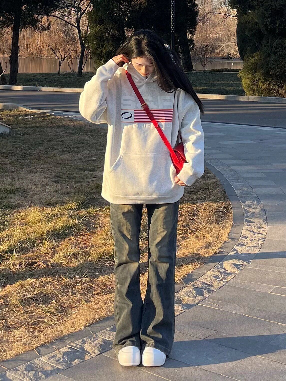 春天的第一件美式卫衣！搭配微喇裤好好看