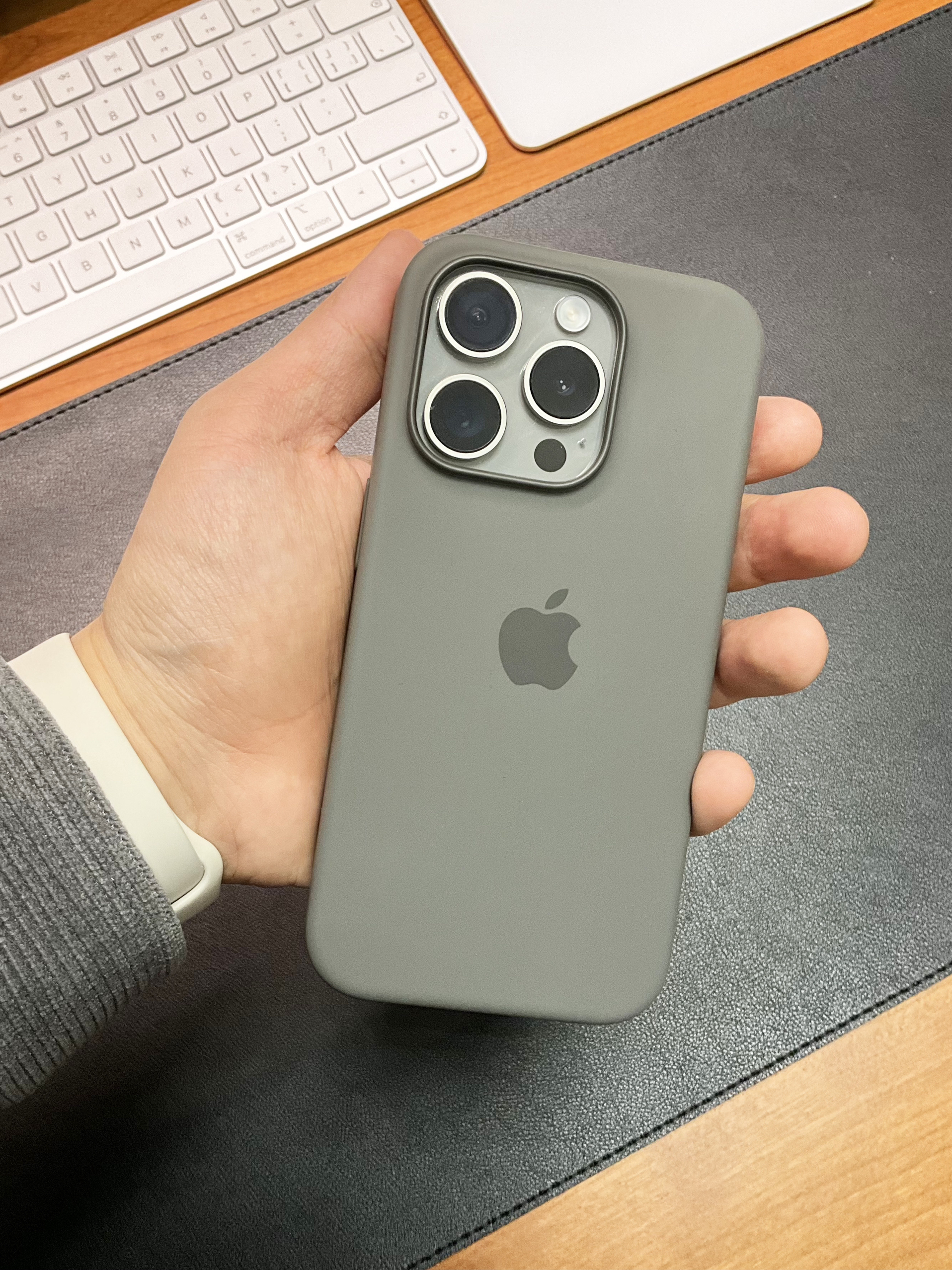 苹果15pro原装硅胶壳真的很绝!