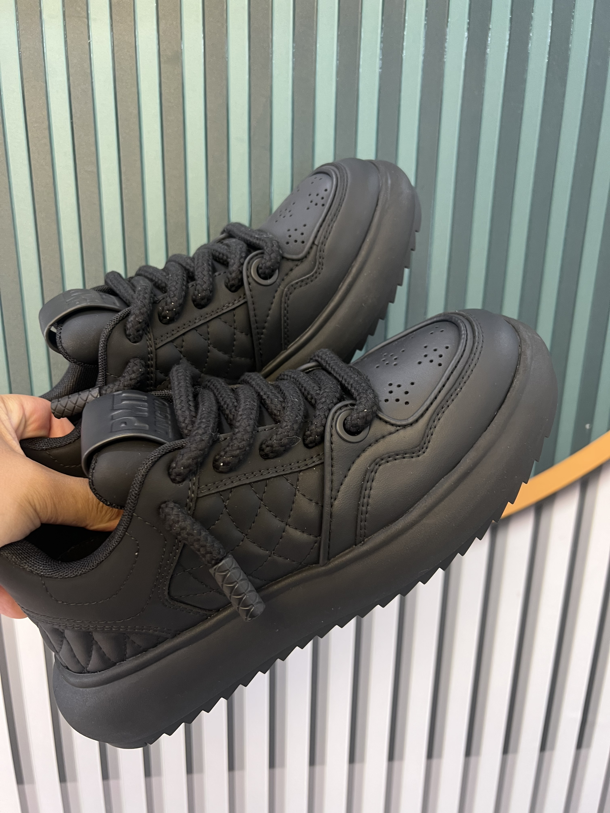 黑武士配色的面包鞋👟真香耶！