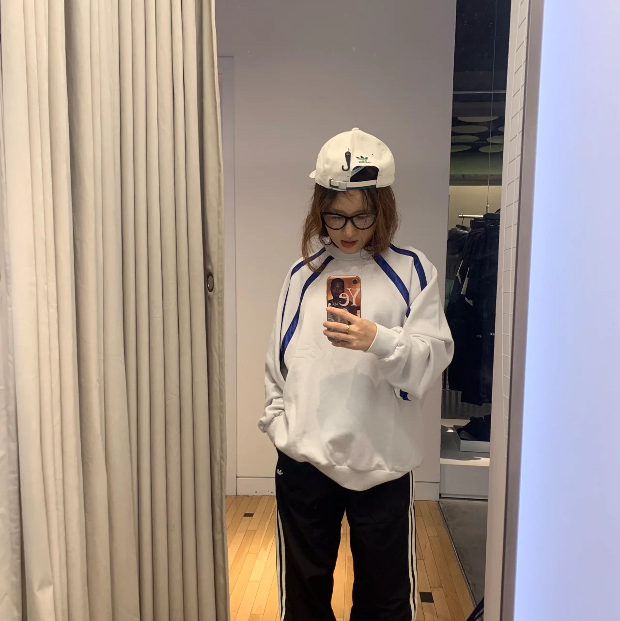 这件Adidas半高领卫衣我很喜欢哦💕