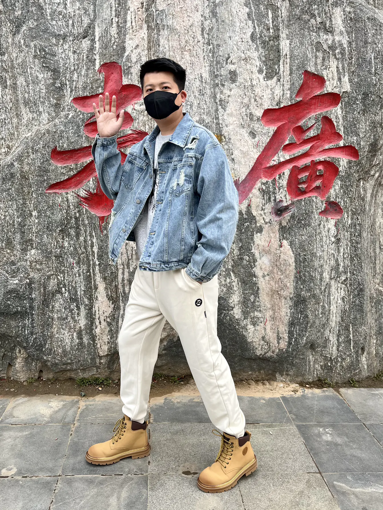 一身刺绣牛仔外套怎么搭配