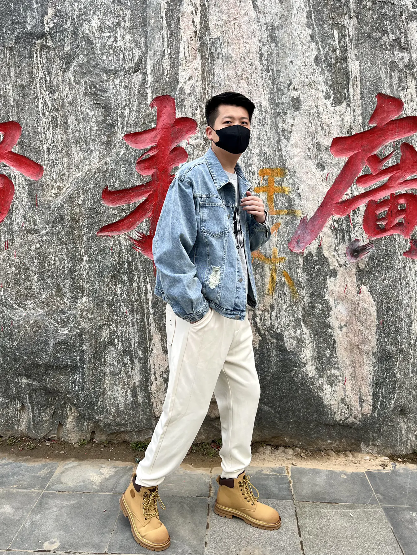 一身刺绣牛仔外套怎么搭配