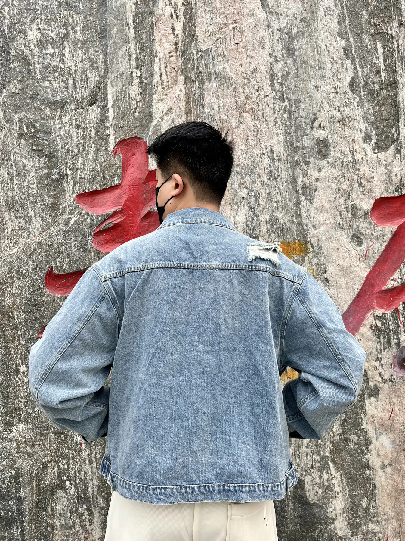 一身刺绣牛仔外套怎么搭配