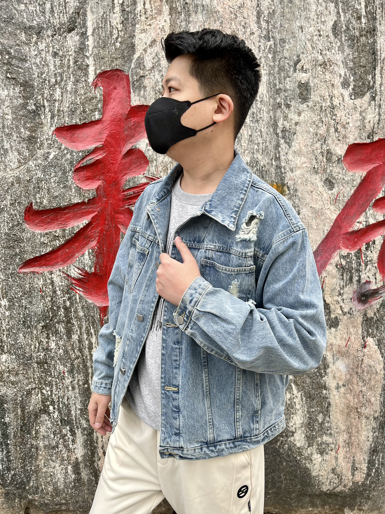 一身刺绣牛仔外套怎么搭配