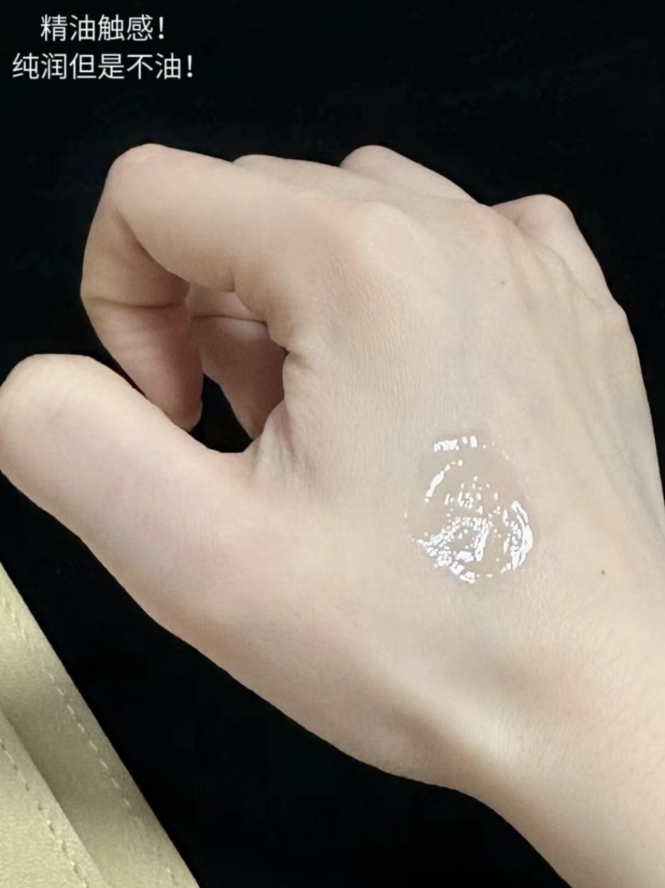 淡化唇纹！！涂完整个嘴巴粉嘟嘟的!