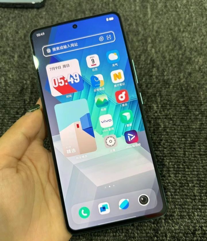 拿自己奖学金给妈妈换的手机，之前手机OP