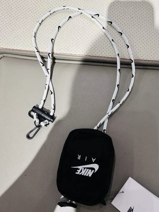 小巧又便携的挂绳小包