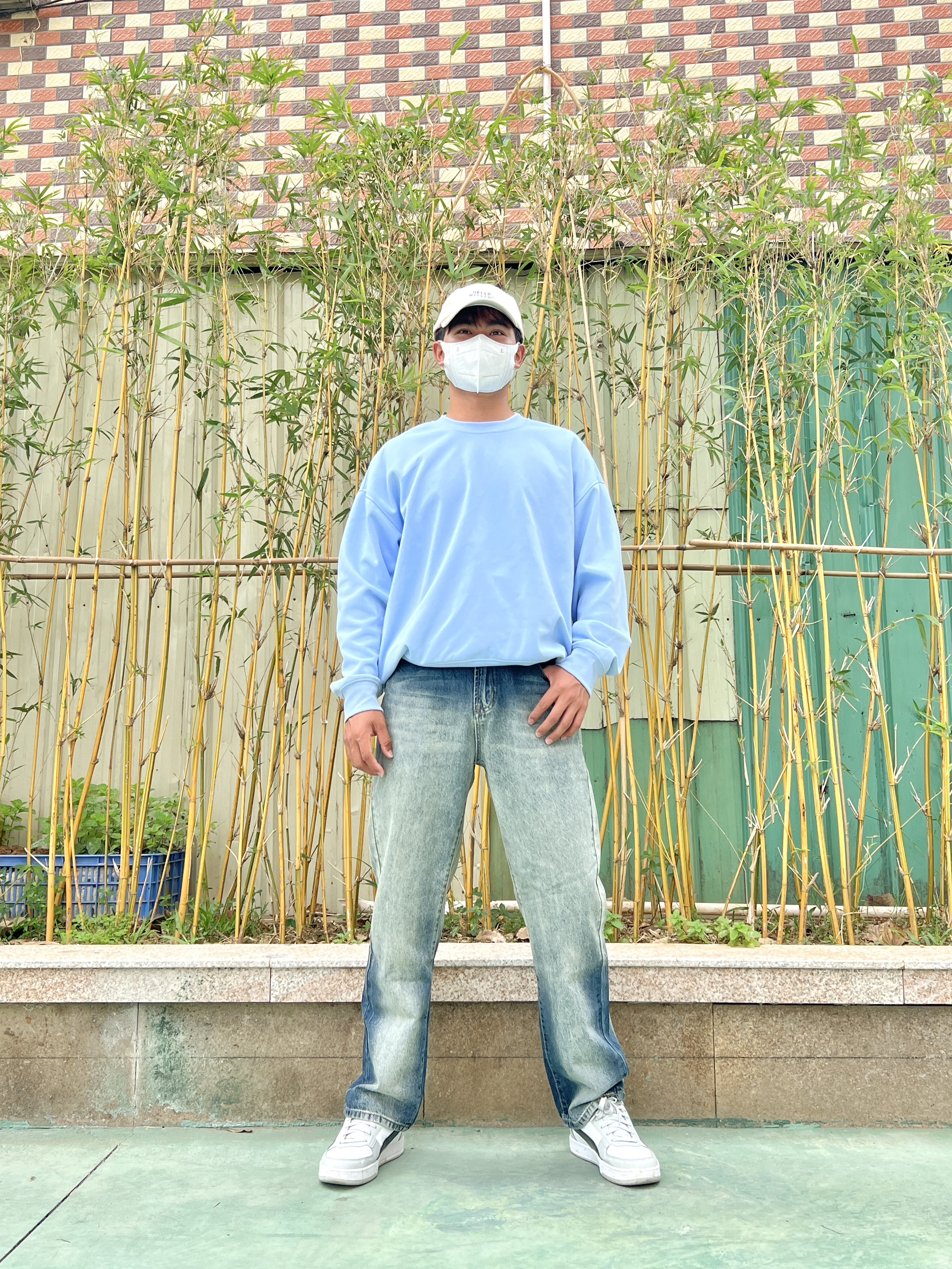 帅气男孩少不了的牛仔裤