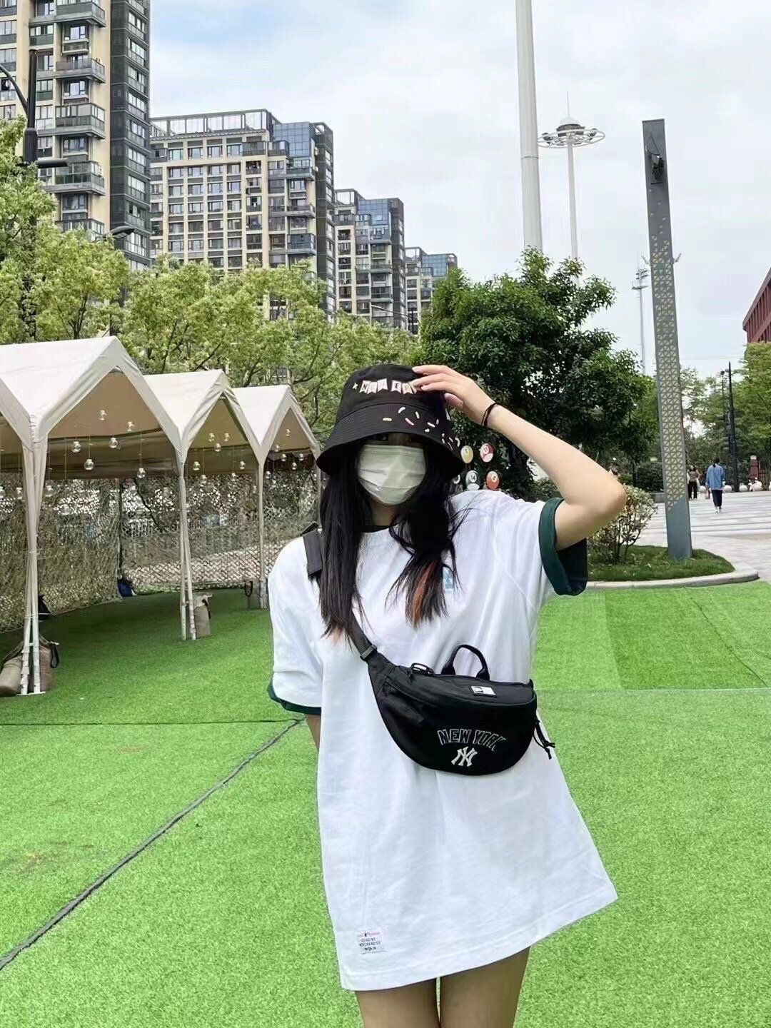 爱惨了这个包包，是超百搭的黑色胸包啊！