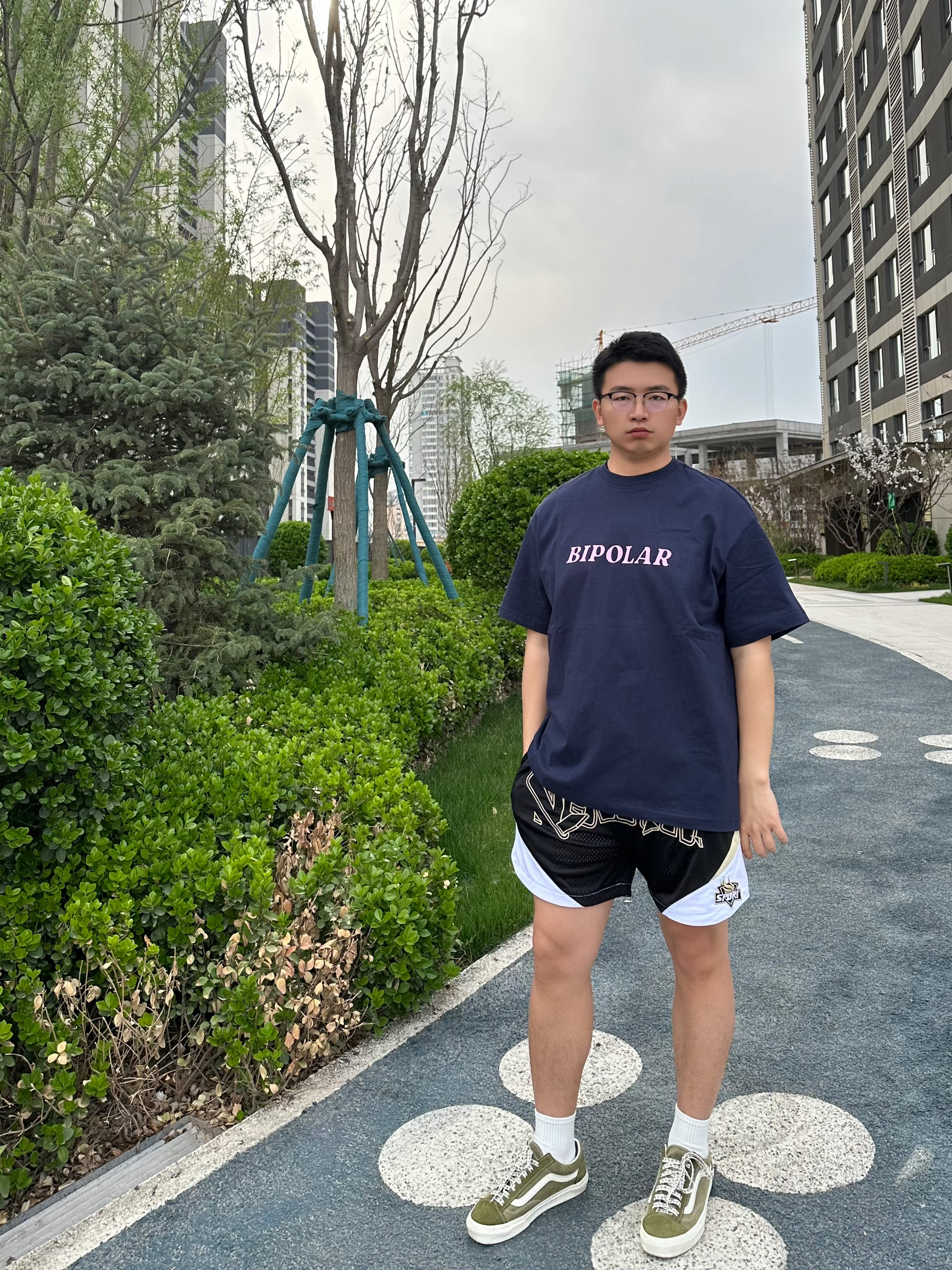 谁能拒绝一件百搭的深蓝色的T恤呢