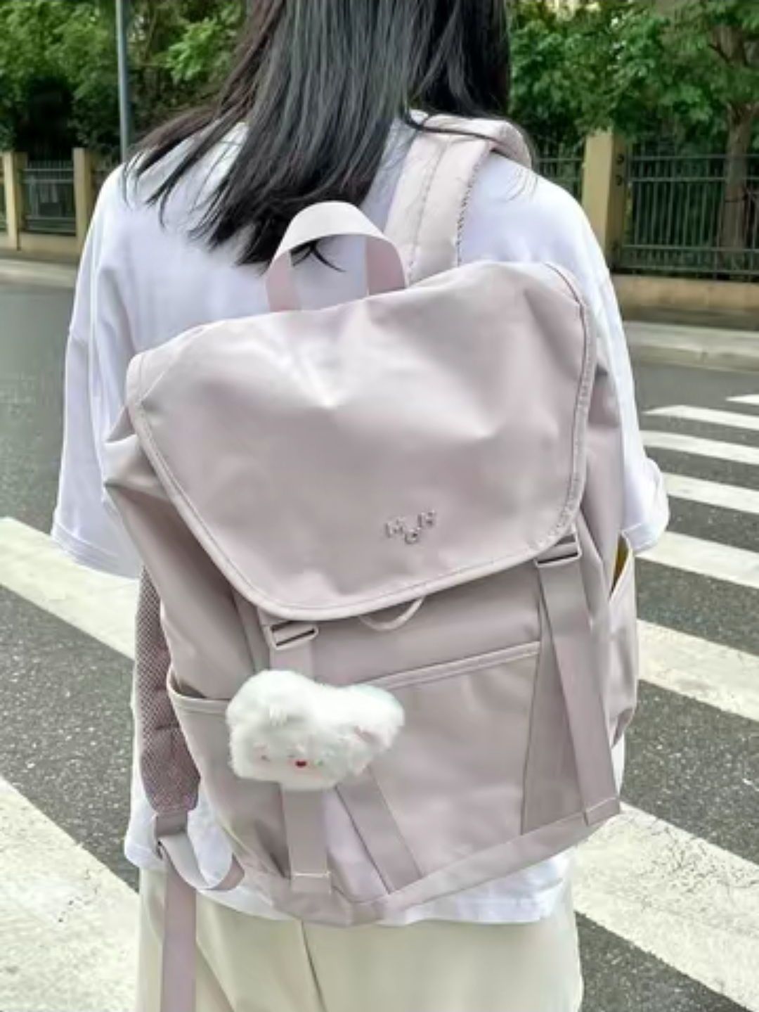 新书包颜值与容量并存