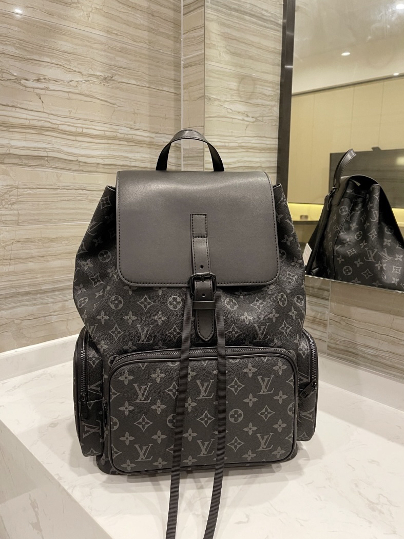 终于买到帅气又不错的LV双肩包