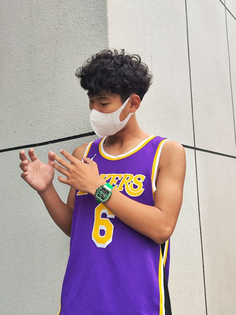 天啊！女朋友送的手表太酷啦