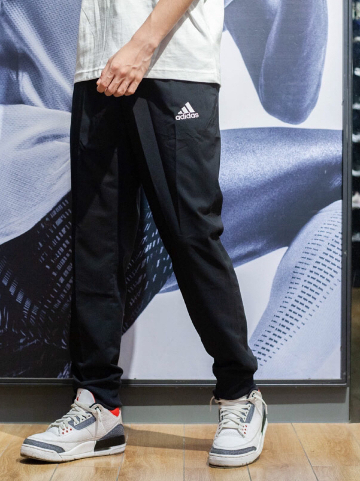 adidas 人手一件的黑色休闲裤