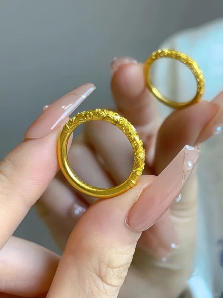 敲适合结婚的黄金戒指