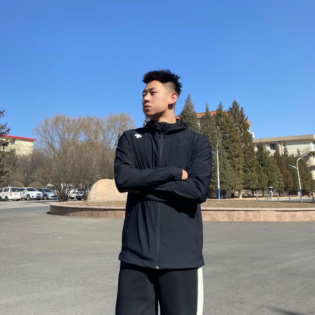 🔥穿上就感觉身体被点燃🔥，这件迪桑特弹力针织运动连帽夹克，让你瞬间爱上运动！