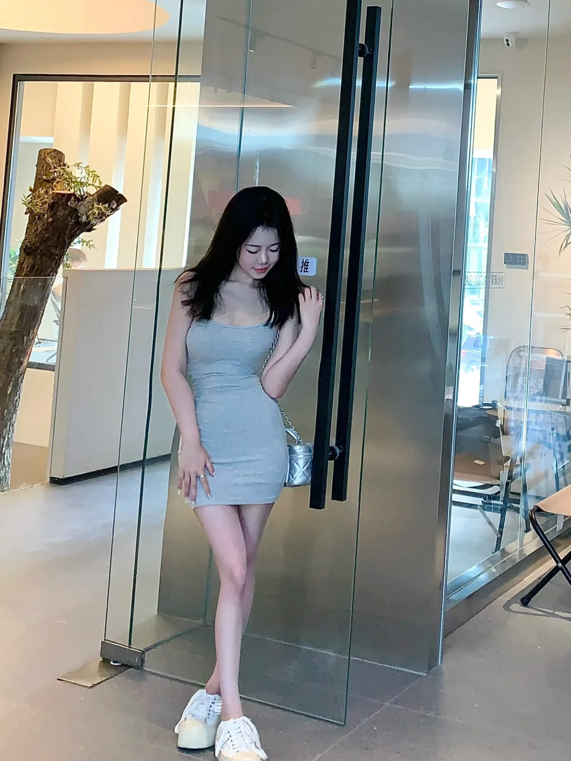 女神风范尽显的吊带连衣裙