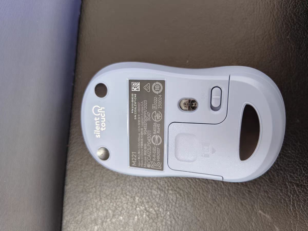 罗技M221鼠标：便携与设计的权衡