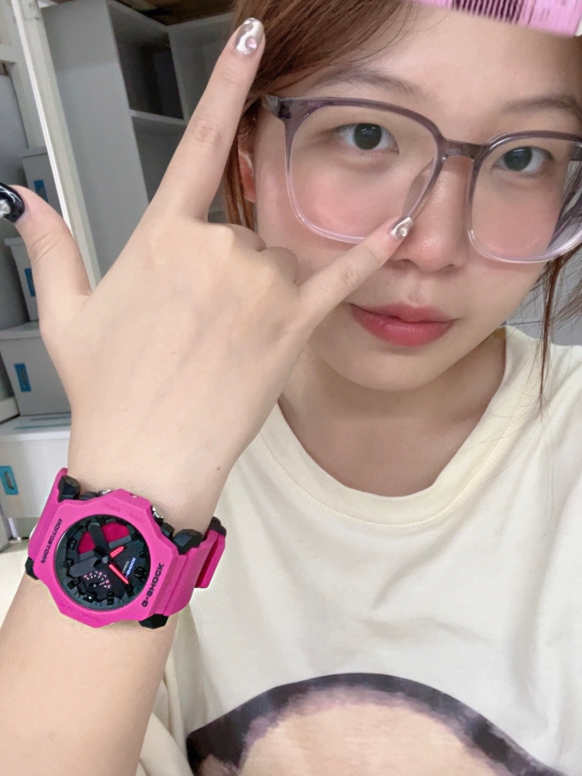 好显白的玫红色手表