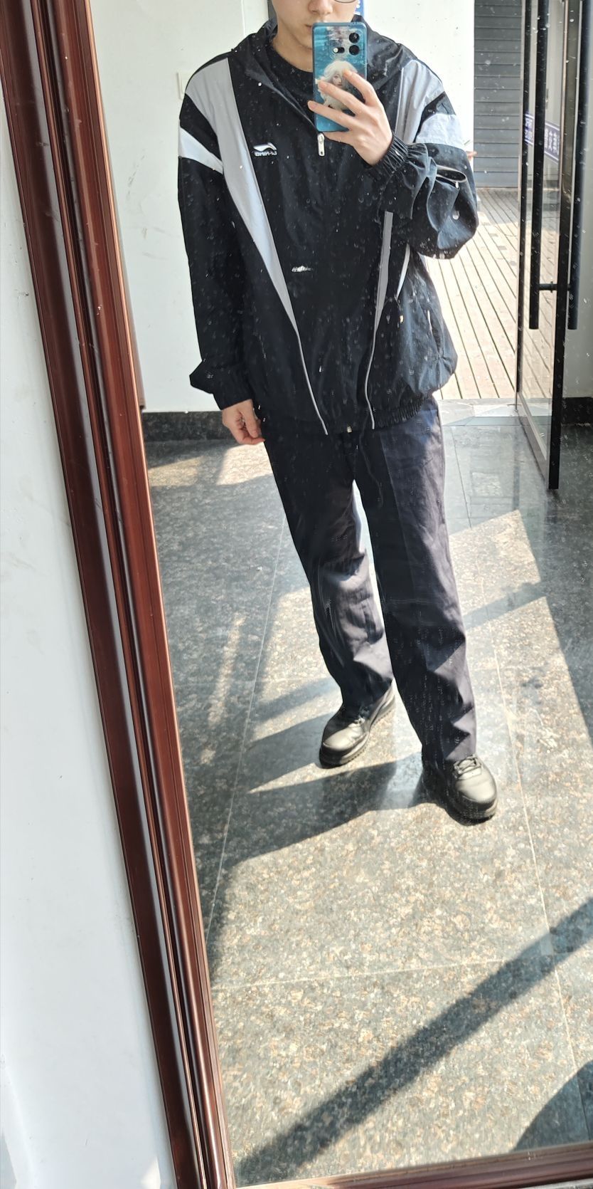 冬天冷，夏天热，只适合春秋，小雨没湿，大