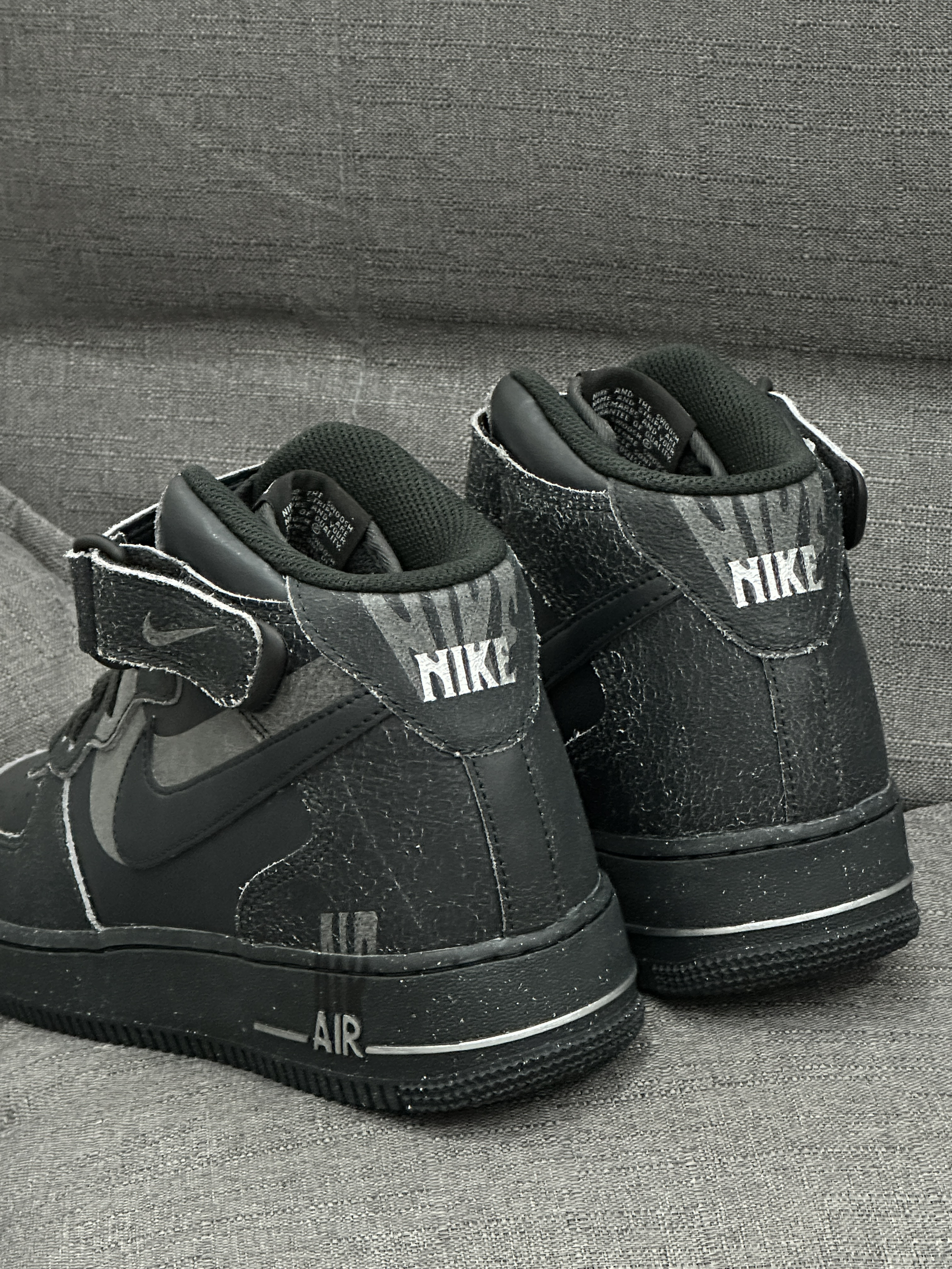 哇呜💥，这双爆裂皮「暗黑」AF1你觉得如何❓