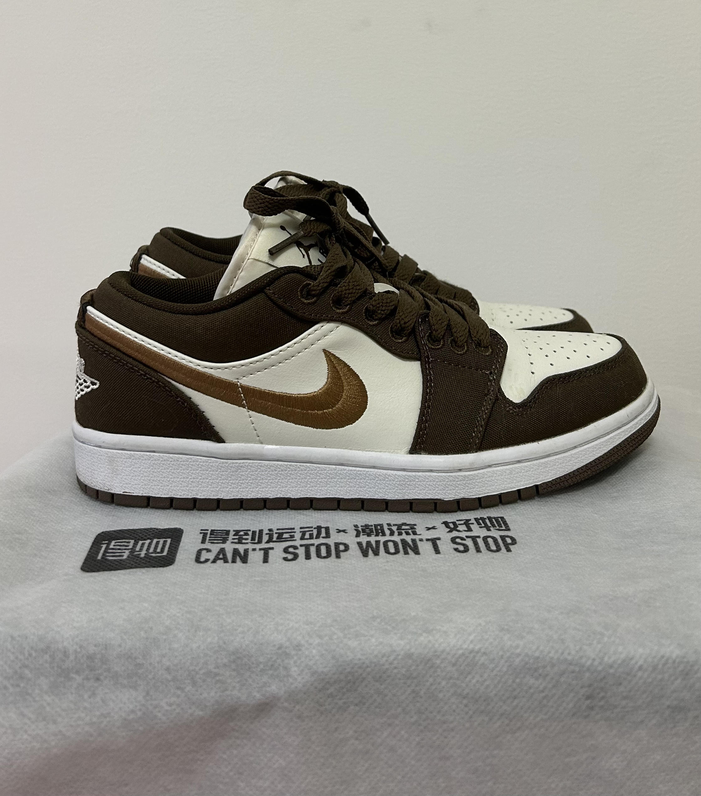 不会撞鞋的刺绣logo的aj1？
