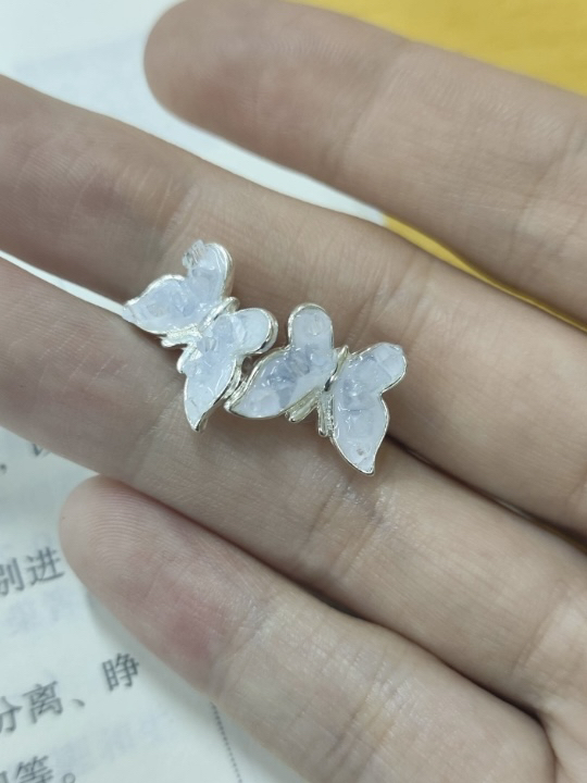 谁能拒绝银色锆石蝴蝶呀！！好好看！