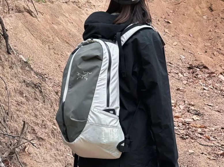 始祖鸟双肩包，值得拥有