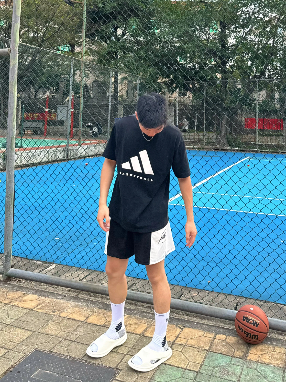 Adidas 百搭黑色T恤，永不过时!!